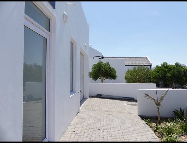 5 BEDROOM HOUSE FOR SALE IN BRITANNIA BAY